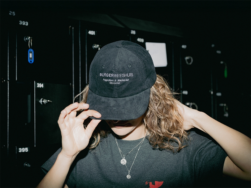 Petje Burgerweeshuis zwart, ribstof, grijze garen