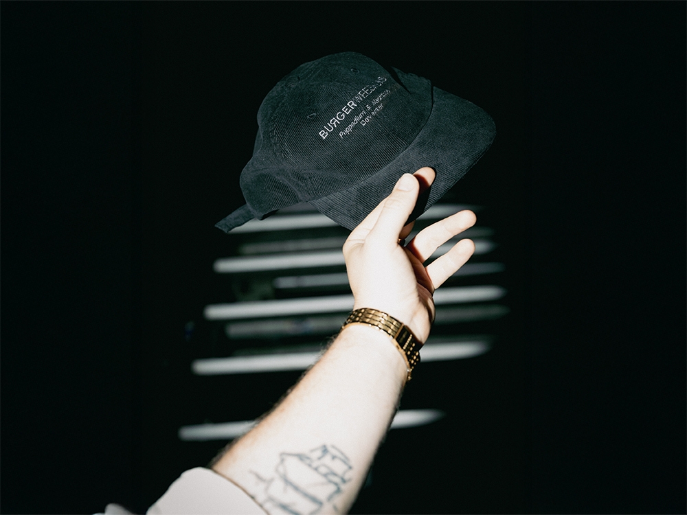 Petje Burgerweeshuis zwart, ribstof, grijze garen