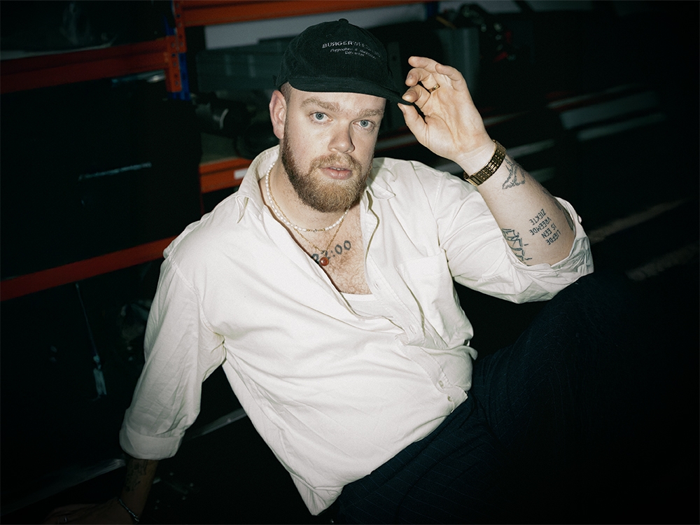 Petje Burgerweeshuis zwart, ribstof, grijze garen