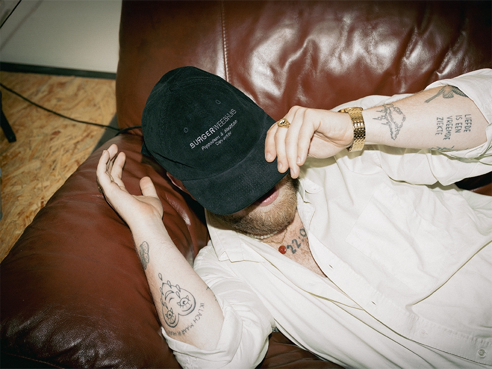 Petje Burgerweeshuis zwart, ribstof, grijze garen