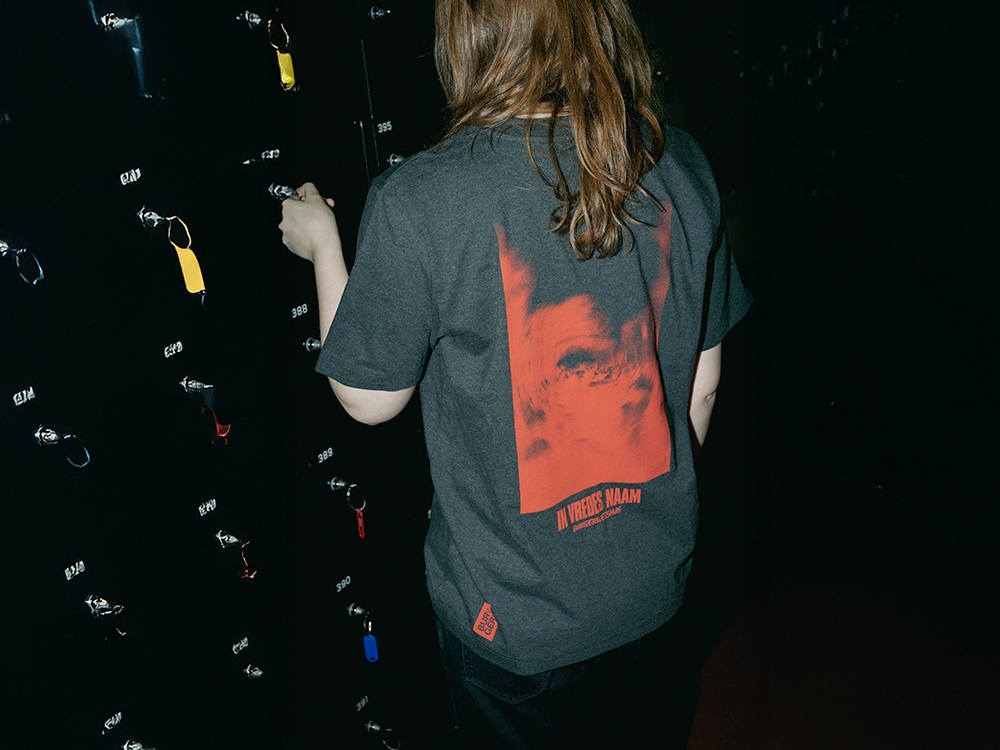 T- shirt In Vredes Naam heather grey, rode zeefdruk