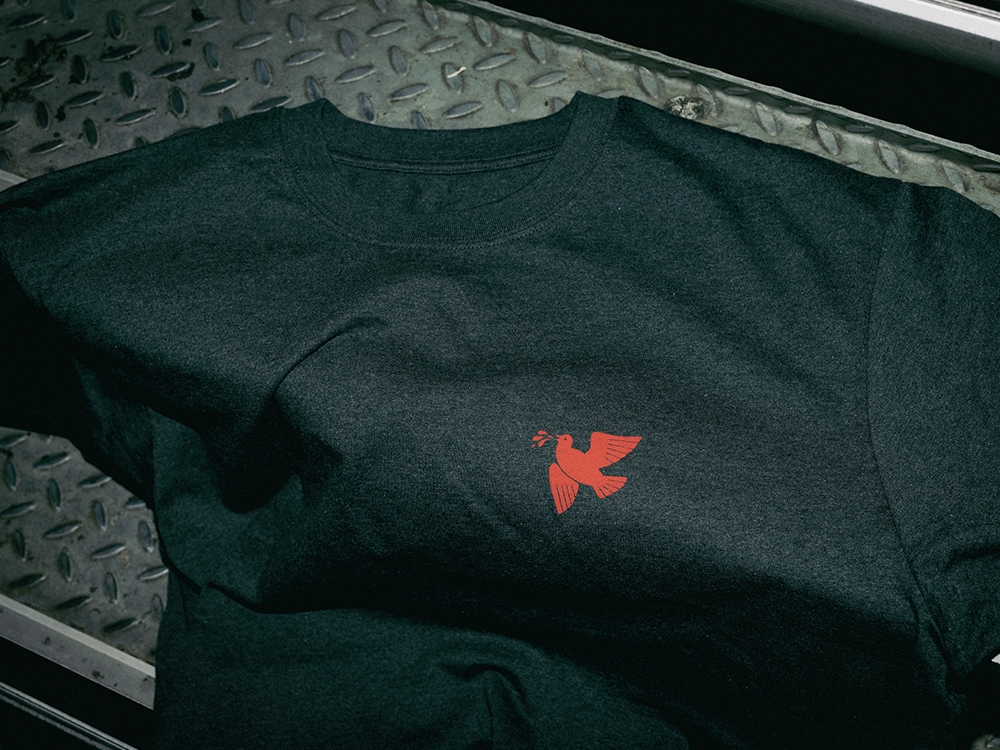 T- shirt In Vredes Naam heather grey, rode zeefdruk