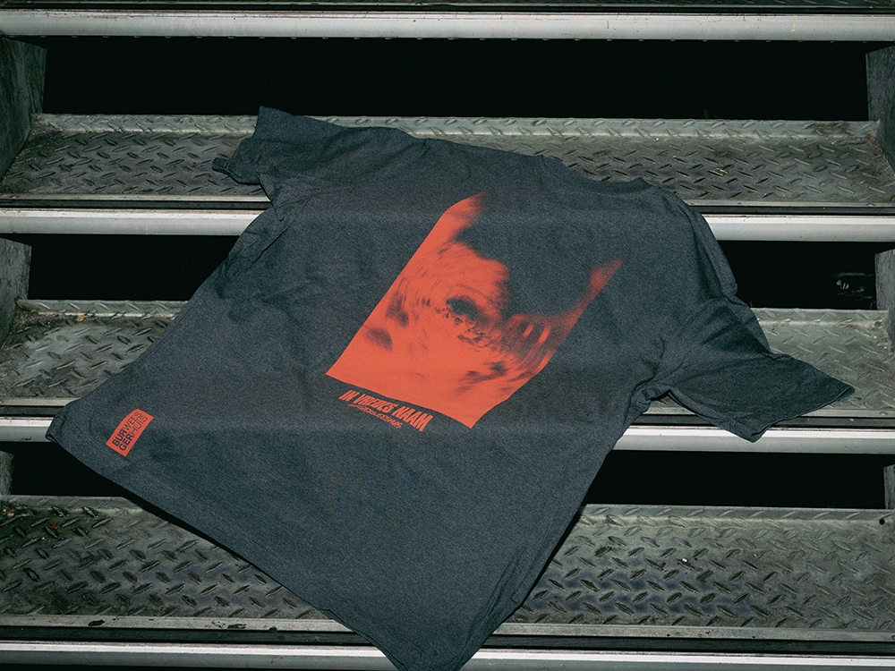 T- shirt In Vredes Naam heather grey, rode zeefdruk